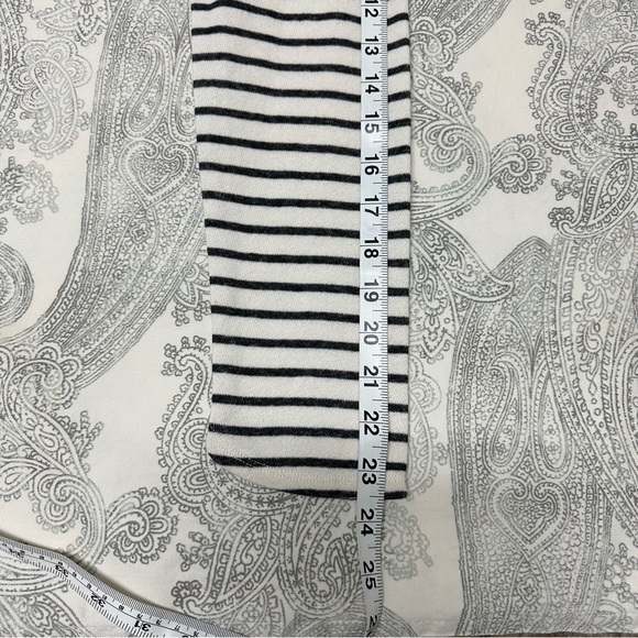 H & M | MEN’S SWEATER | BLACK AND WHITE STRIPES | SZ S | - Picture 4 of 7